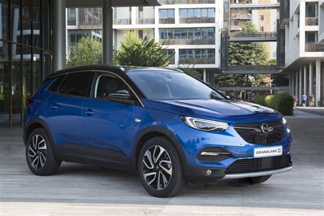 Opel Grandland su strada con paesaggio cileno