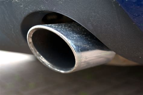 Fumo blu che esce dal tubo di scarico di un'auto