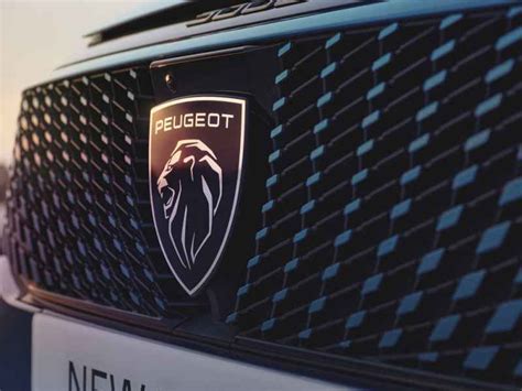 Dettaglio del nuovo stemma Peugeot integrato nella calandra