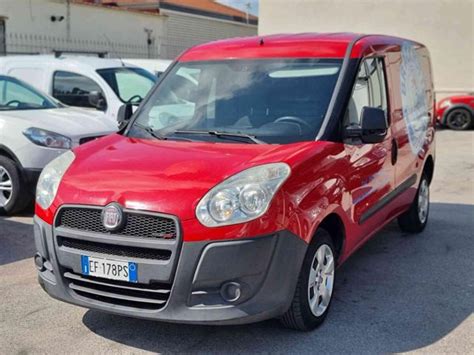 Fiat Doblò rosso personalizzato con grafiche adesive