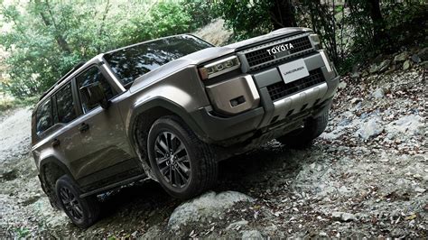 Toyota Land Cruiser 250 in azione con accessori off-road