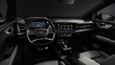 Interni Audi Q4 Sportback e-tron con head-up display