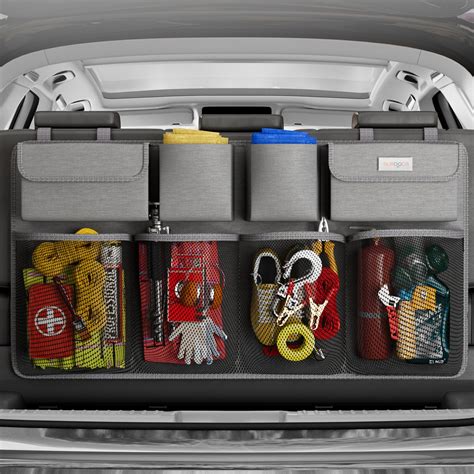 Bagagliaio auto ordinato con organizer
