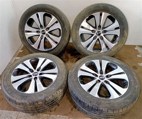 Immagine di una Kia Sportage con cerchi in lega e bulloni antifurto visibili