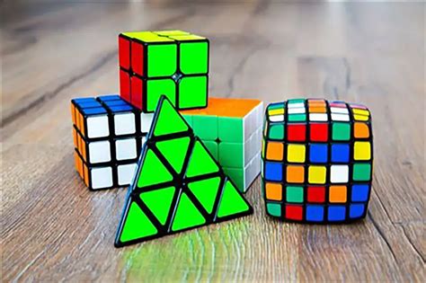 Diversi tipi di Cubi di Rubik, inclusi il 3x3, 4x4 e 5x5