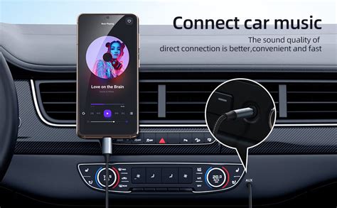 Smartphone collegato all'autoradio tramite cavo AUX e Bluetooth