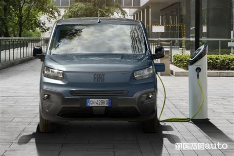 Nuovo Fiat E-Doblò in fase di ricarica