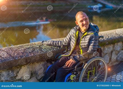 Persona disabile che guida un'auto adattata