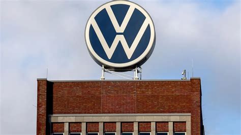 Logo Volkswagen con sfondo di fabbrica