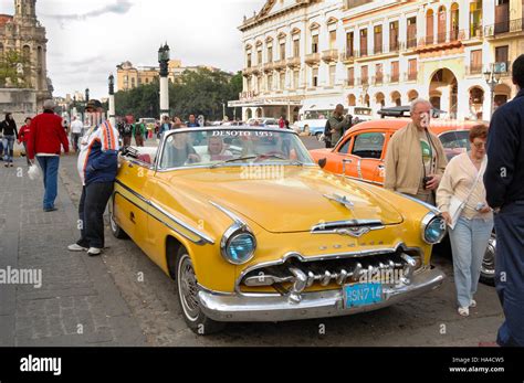 Automobili americane anni '50 in parata