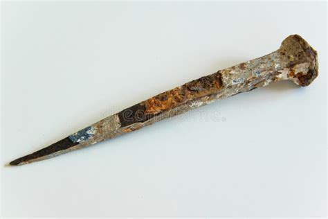 Chiodo antico con simboli incisi