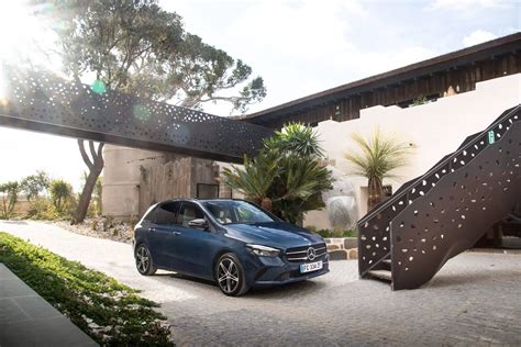 Mercedes Classe B in un ambiente urbano