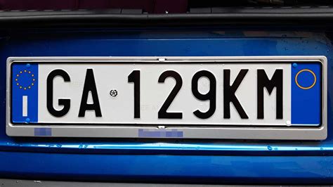 Targa automobilistica con nastro isolante