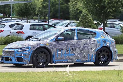 Auto prototipo camuffata con vernice mimetica