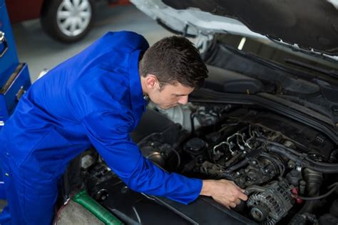 Manutenzione auto: un meccanico controlla il motore di un'auto