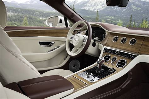 Interni Bentley Continental GT con display rotante