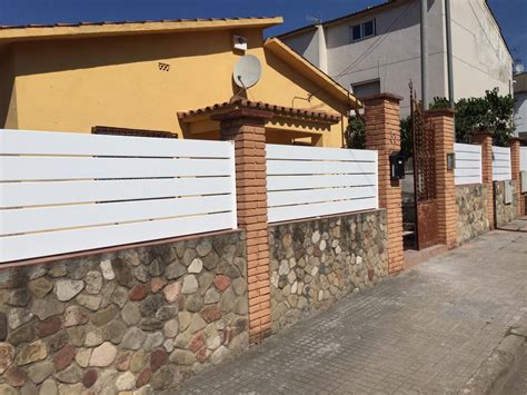 Dettaglio ravvicinato di un battistrada moderno con fascia bianca applicata