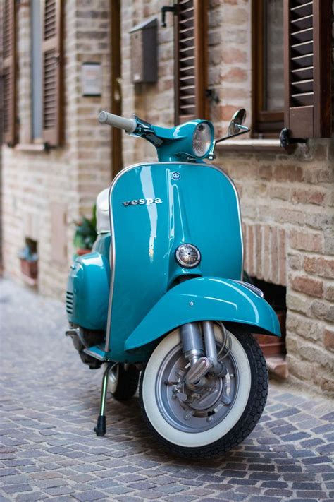 Vespa restaurata con sella e manopole coordinate ai pneumatici a fascia bianca