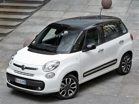 Fiat 500L in curva su strada extraurbana