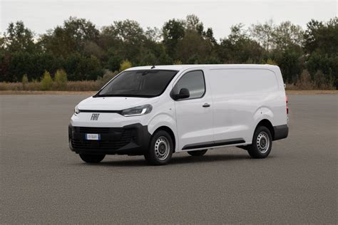 Fiat Scudo in movimento su una strada