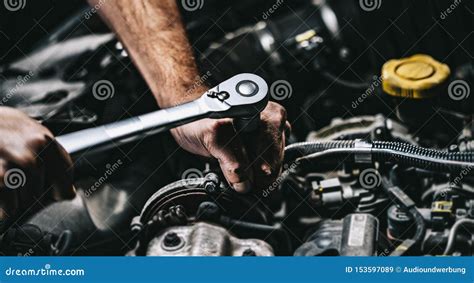 Meccanico che lavora sul motore dell'auto
