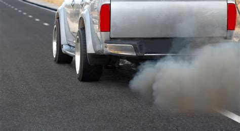 Immagine di fumo nero che esce dallo scarico di un'auto