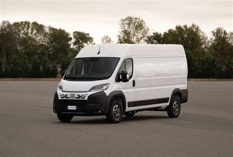 Veicolo commerciale Fiat Ducato con sensori ADAS