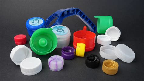 Tappi in plastica di varie forme e dimensioni utilizzati in applicazioni automobilistiche