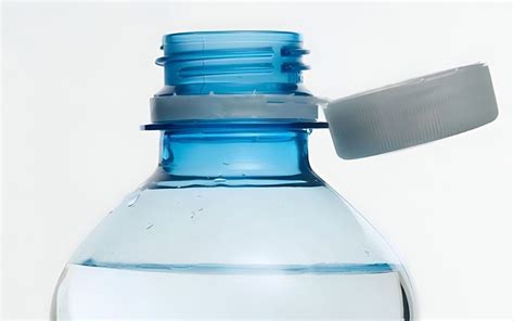 Infografica che mostra la facilità di installazione di un tappo in plastica con presa ergonomica