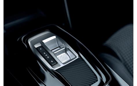Interni di un'auto Nissan con selettore del cambio CVT
