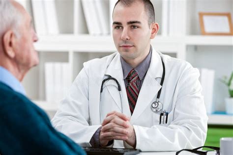 Illustrazione di un paziente che parla con un medico empatico
