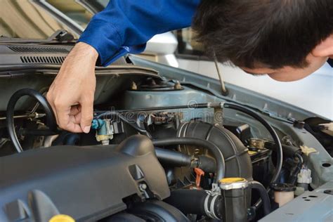 meccanico che controlla il motore
