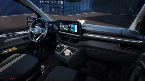 Interni del Volkswagen Transporter con sistema di scaffalature