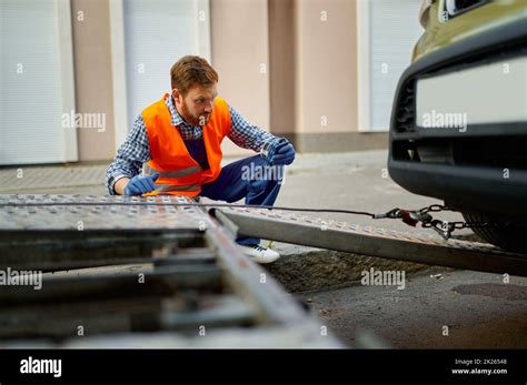 Tecnico al lavoro su un veicolo industriale