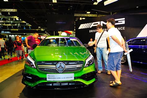 Linea di auto Mercedes-Benz in esposizione
