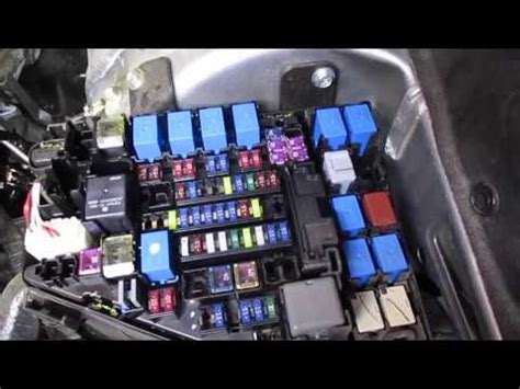 Vano motore Subaru Legacy con scatola fusibili visibile