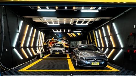 Um carro limpo e polido em um estúdio de estética automotiva