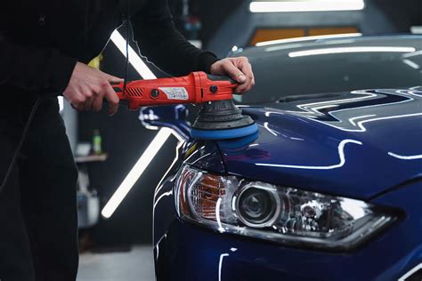 Processo de polimento de carro com máquina rotativa e boina de espuma