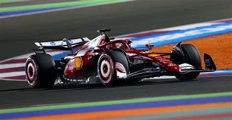 Un'auto da corsa di Formula 1 in azione su un circuito