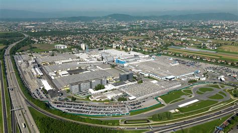 Vista panoramica della città di Graz con lo stabilimento Magna Steyr in lontananza