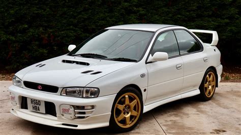 Subaru Impreza bianca addobbata per matrimonio
