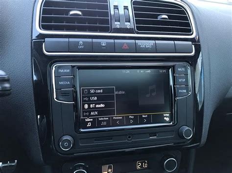 Interno della Volkswagen Polo GTI con autoradio 2 DIN