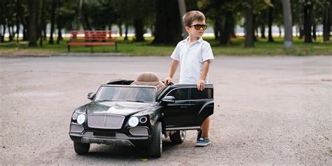 Bambino che sorride mentre guida una macchinina elettrica
