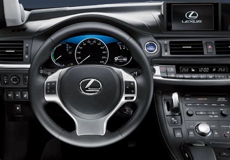 Dettaglio dei controlli sul volante della Lexus CT 200h