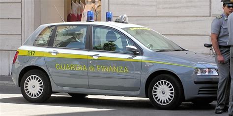 Auto della Guardia di Finanza in azione