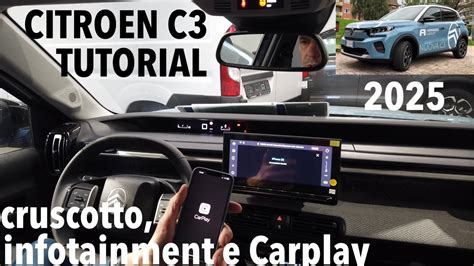 Smartphone integrato nel cruscotto di un'auto
