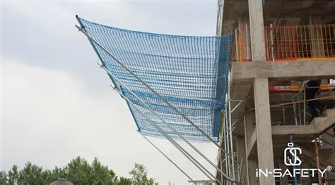 Dettaglio di una rete di protezione con sistema di aggancio