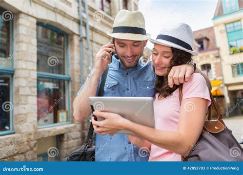 Persone che prenotano un'auto online