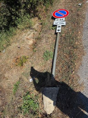 Segnaletica stradale danneggiata