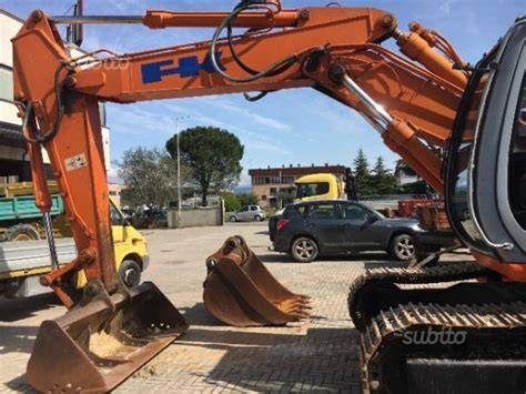 Escavatore Fiat-Hitachi EX 165 in azione